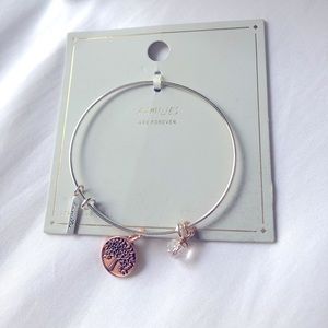 Bracelet with message Families are Forever.